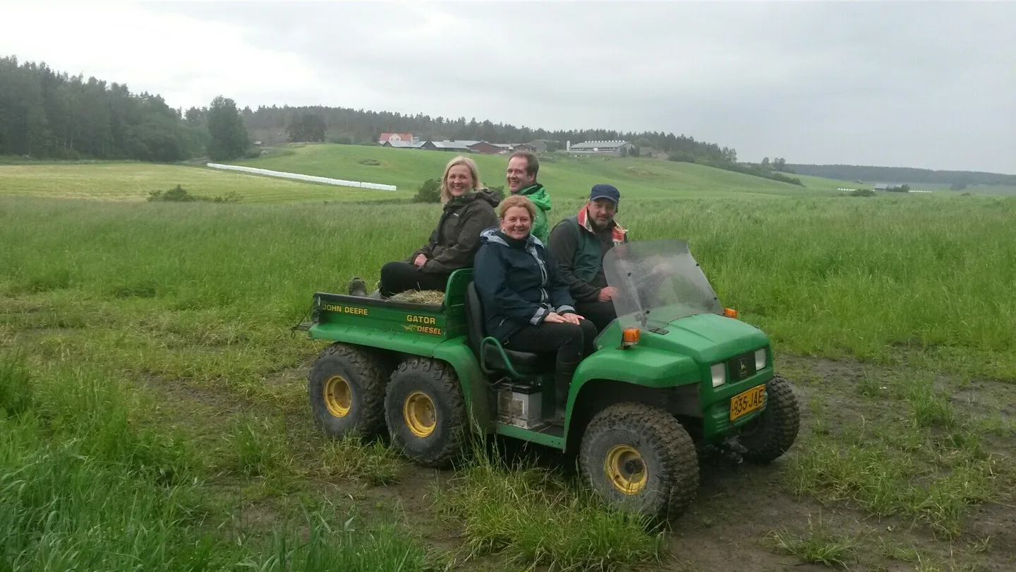 Tilavierailuilla tehtiin kasvustohavaintoja porukalla. Kuvassa Anu Ellä, Jarkko Storberg, Sara Gregson ja Hannu Lainio-Kasvala. Kuva: Päivi Kasvala.
