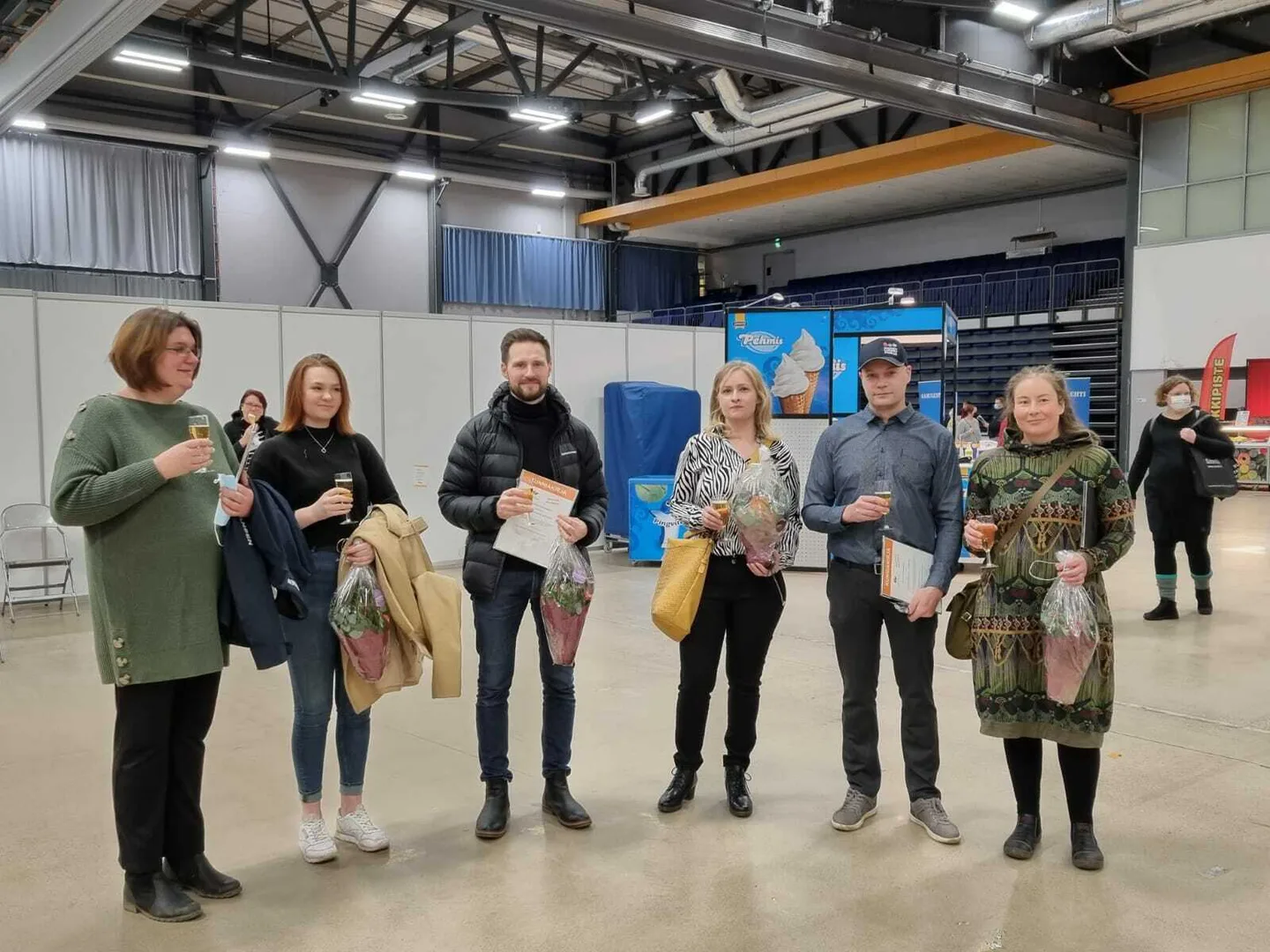 Vasemmalla Sanna Maula ja tytär, Teppo Ylä-Hemmilä, Hanna ja Janne Husu sekä Annika Heikkilä