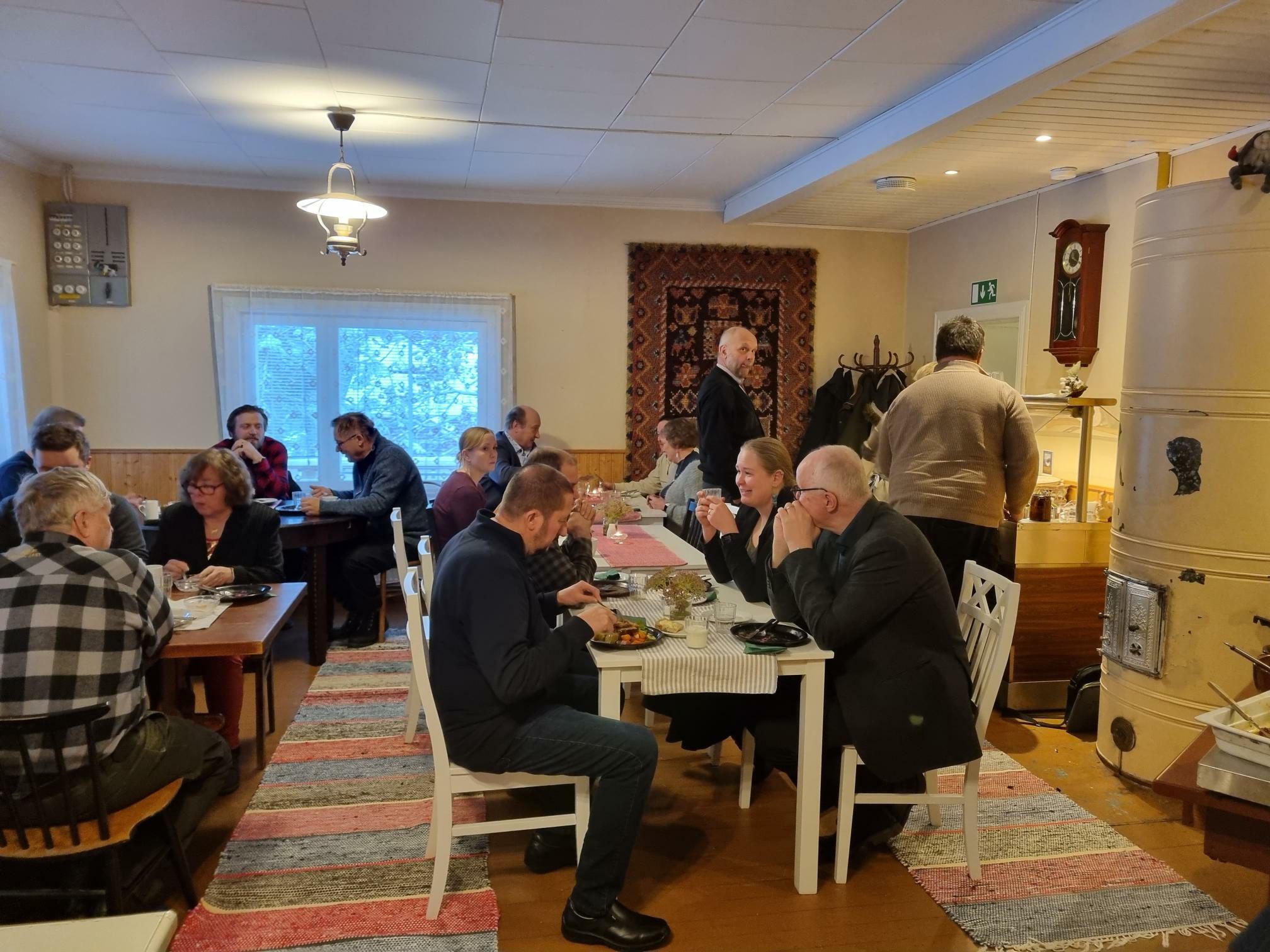 Edustajat lounaalla