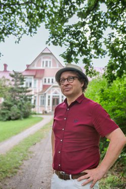 Veikkolan kartanon isäntä Henrikki Halme kuvan etualalla, kartano näkyy taustalla