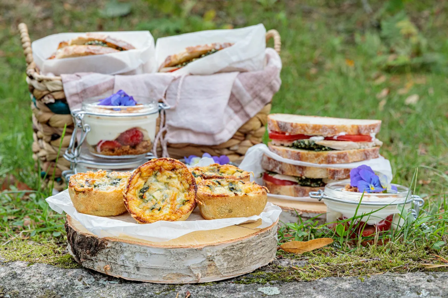 Kasvis-yrttipiiras ja nokkospesto-broiler-sandwich Kati Laszka