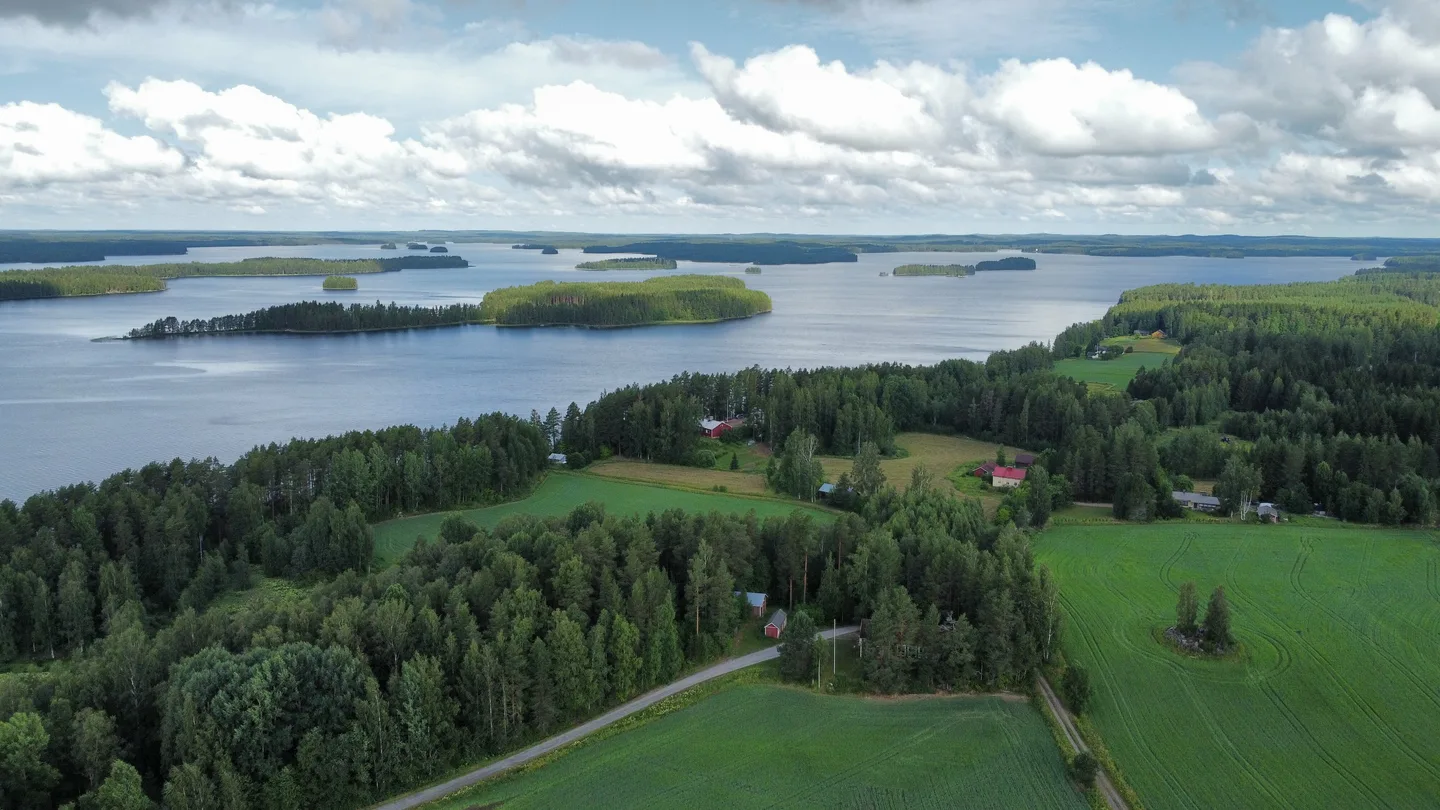 Saaristoluontoa ja maisemaa Järvi-Suomessa ilmasta kuvattuna.