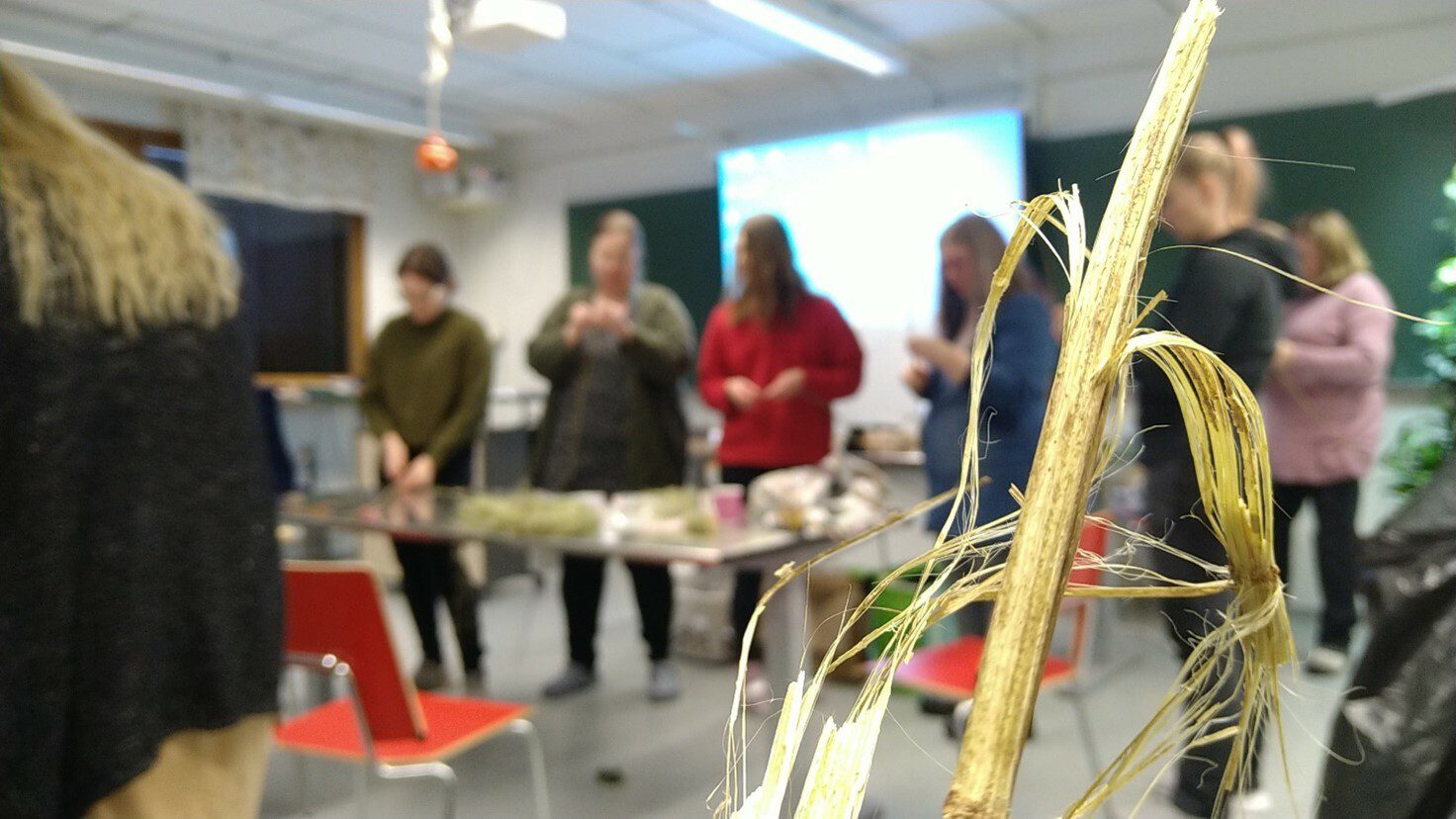 Nokkoskuidun käsittelyä Kainuun ammattiopiston työpajassa