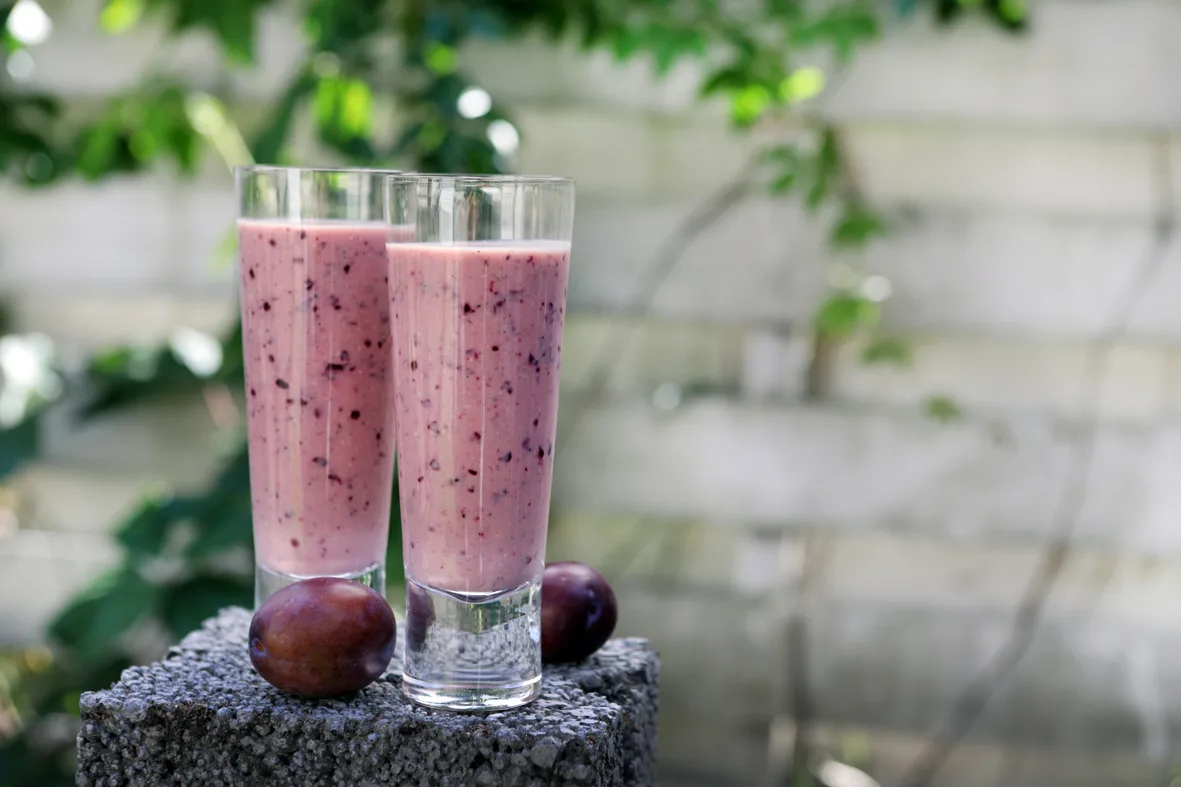 Luumusmoothiet laseissa