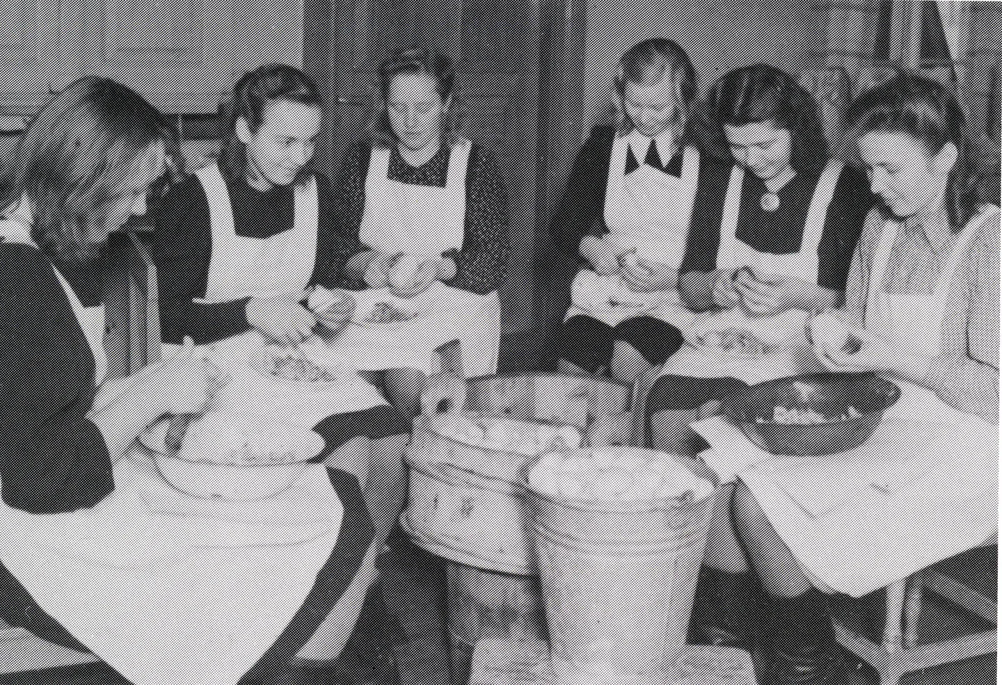 Naisia kuorimassa perunoita 40-luvulla.