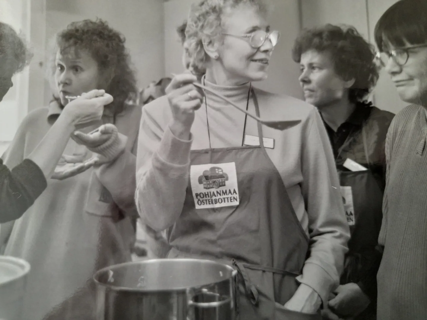 MKN_ja_eestilaisiä_kotitalousneuvojia_makkarakurssilla