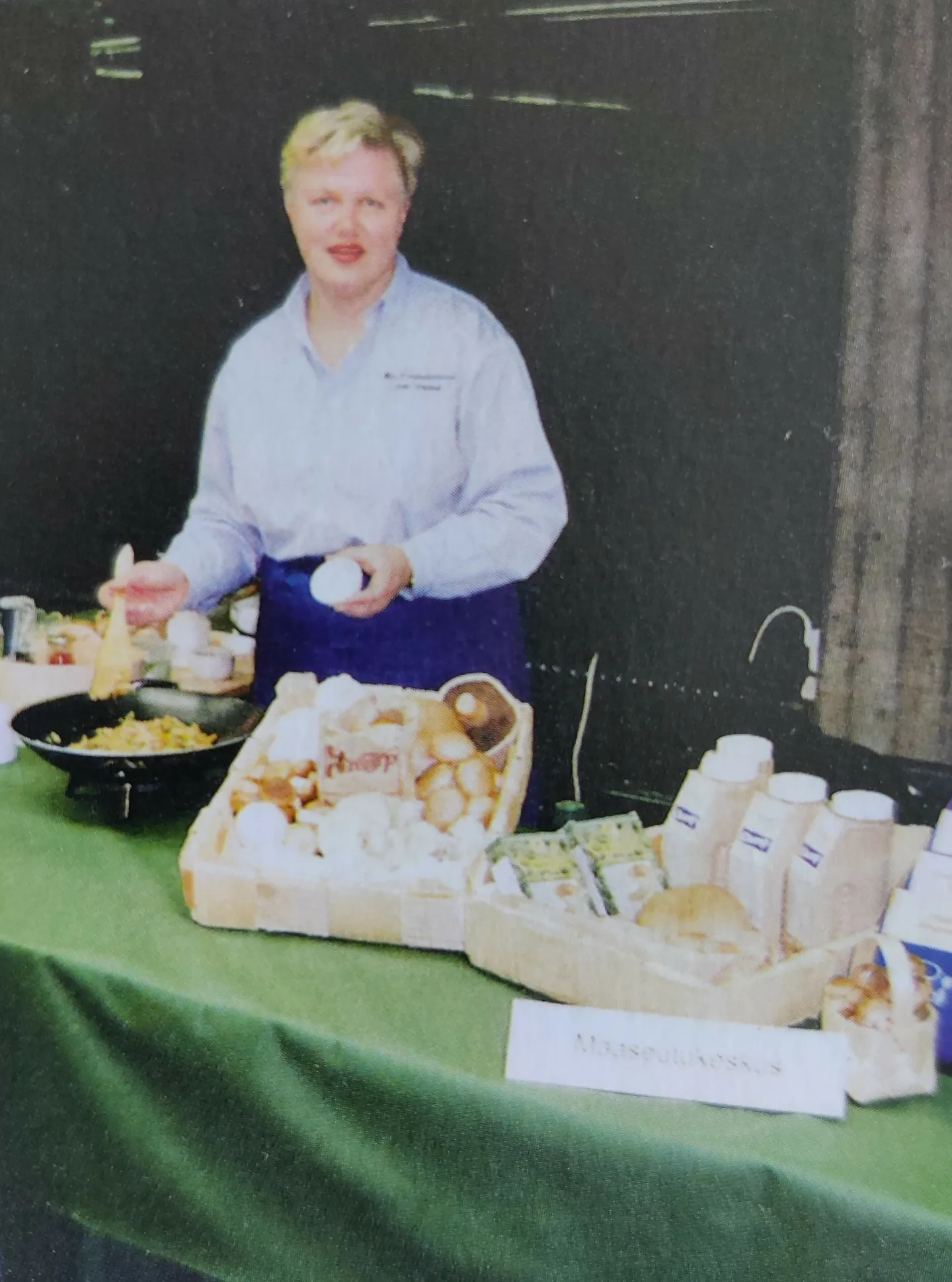 Leena Ylikanno antamassa sienineuvontaa_SieniSatakunta -hanke_ProAgria Länsi-Suomi