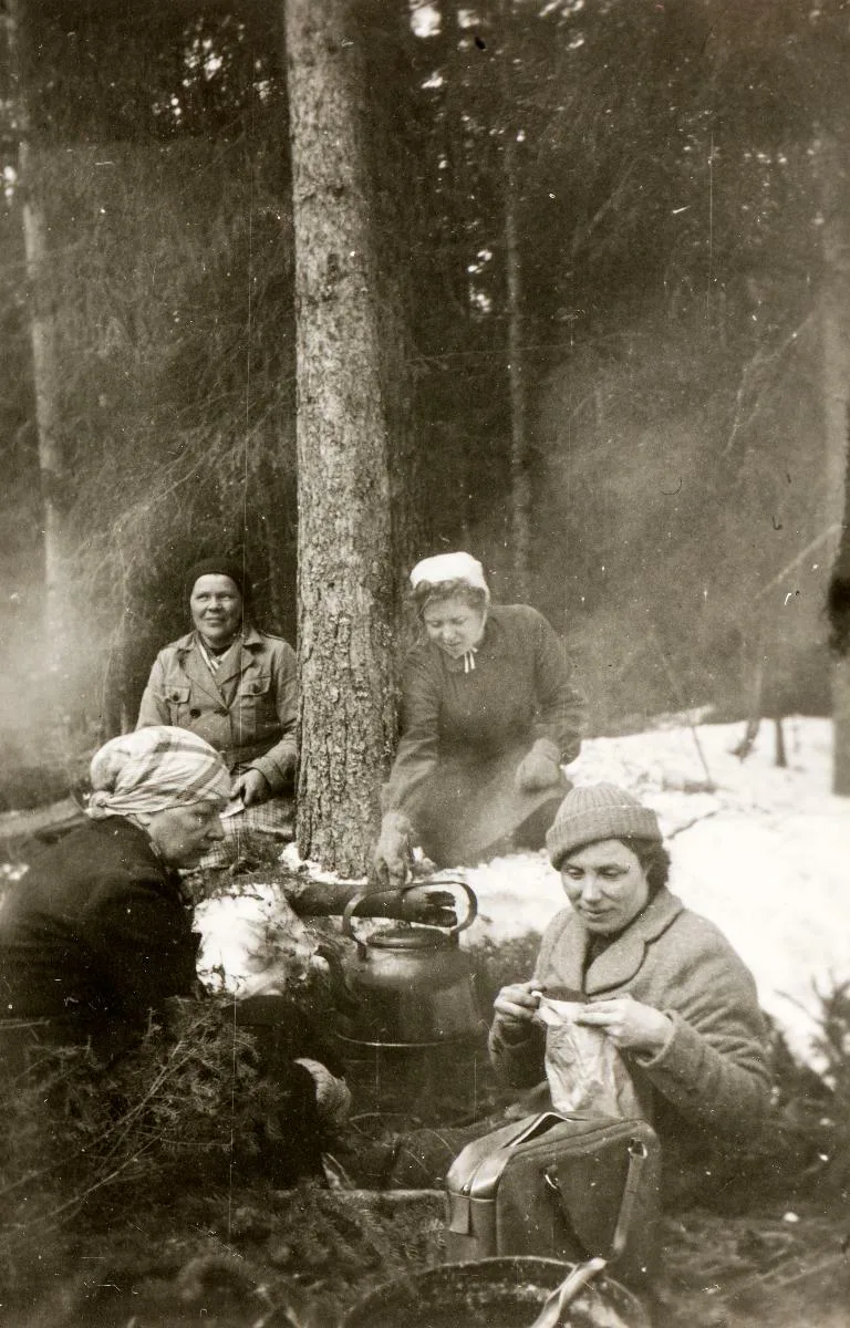 Naisia kahvitauolla. Finna.fi Museovirasto. Kansatieteen kuvakokoelma. Suurtalkoot ry:n kokoelma