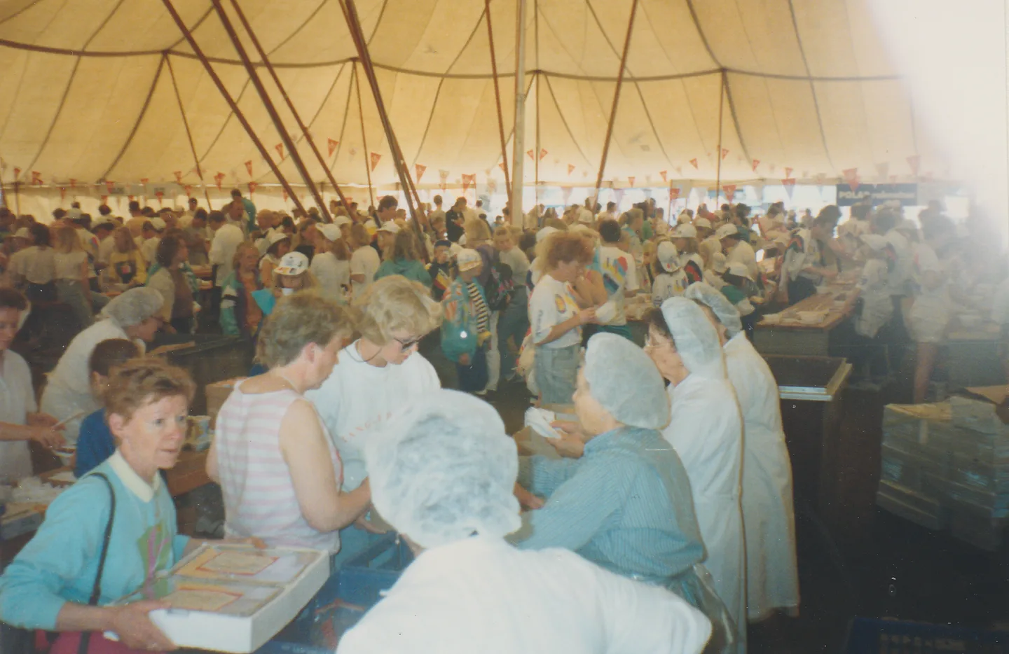 Suurmuonitus Helsingissa Maa ja kotitalousnaiset talkoilemassa Kuva Uudenmaan Maaseutukeskus