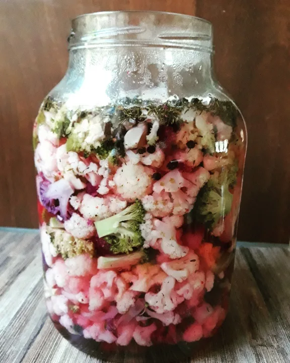 hapatettuja kasviksia lasipurkissa_kuva Hannele Veteli