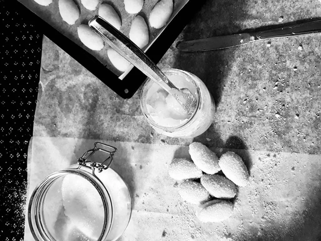 lusikkaleipien valmistusta mustavalkokuva