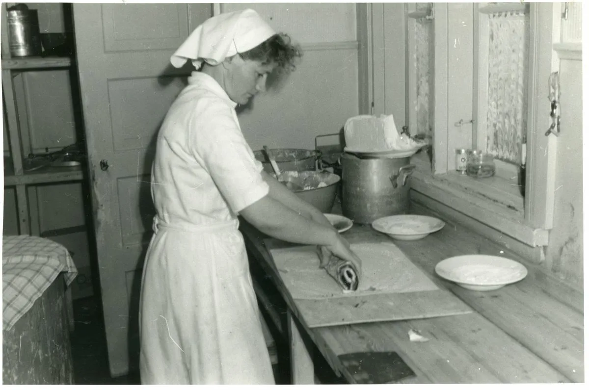 Nainen leipoo kääretorttua vanha mustavalkokuva