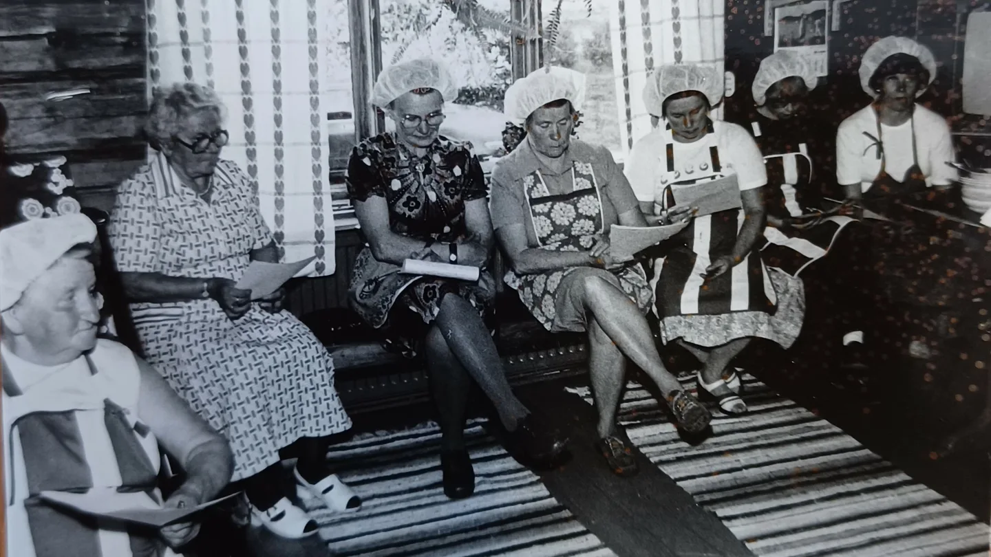 naisia pitokokkikurssilla_mustavalkokuva