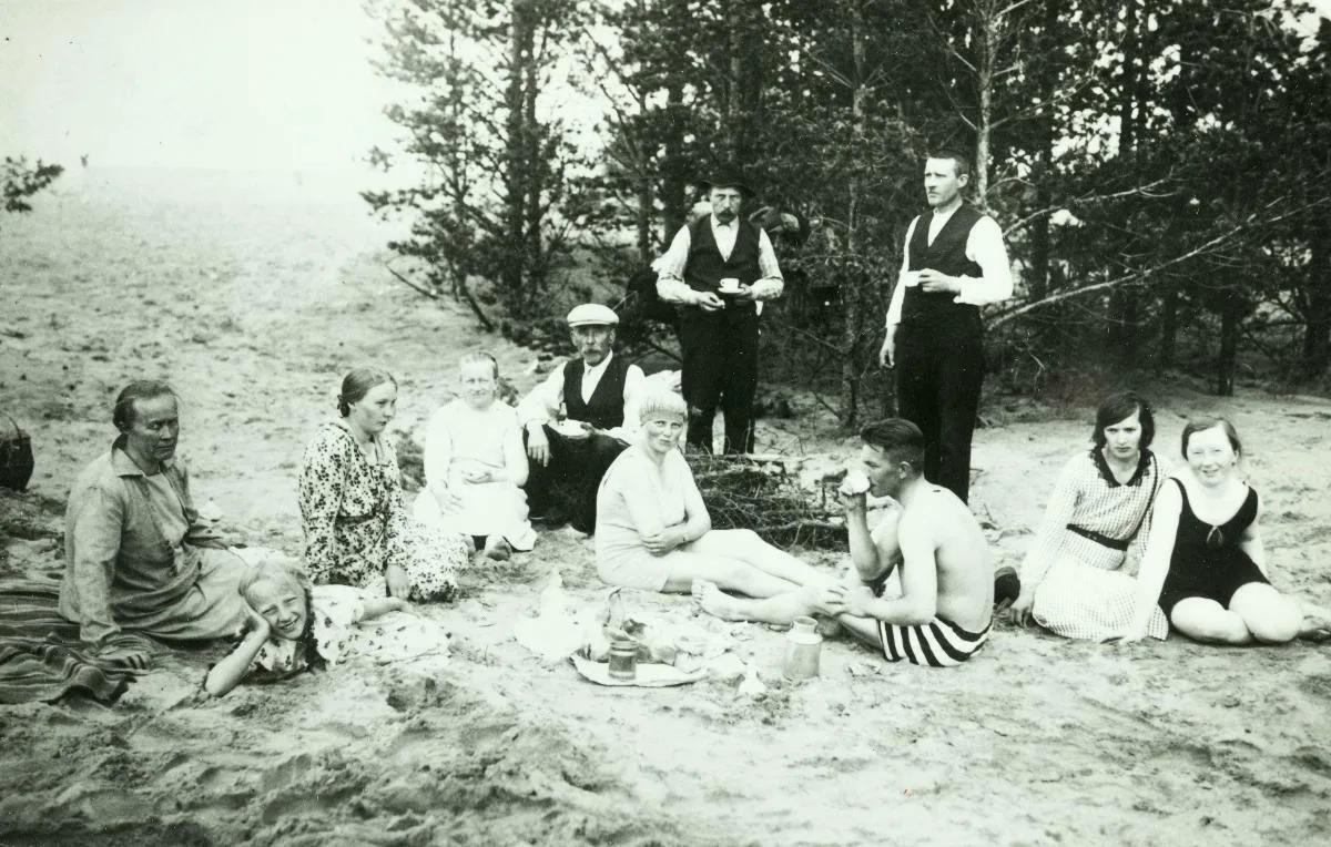 Ylivieskalaisia kesäretkellä Kalajoen hiekkasärkillä vuonna 1931. Kansatieteen kuvakokoelma. Museovirasto. Finna.fi