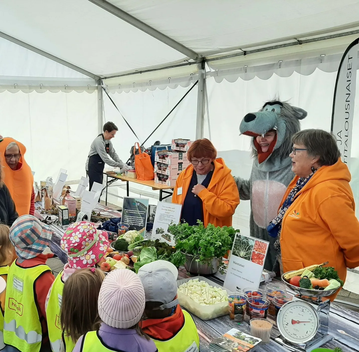 lapset tutustuvat kasviksiin Narikkatorilla_kuva_Susanna Winqvist