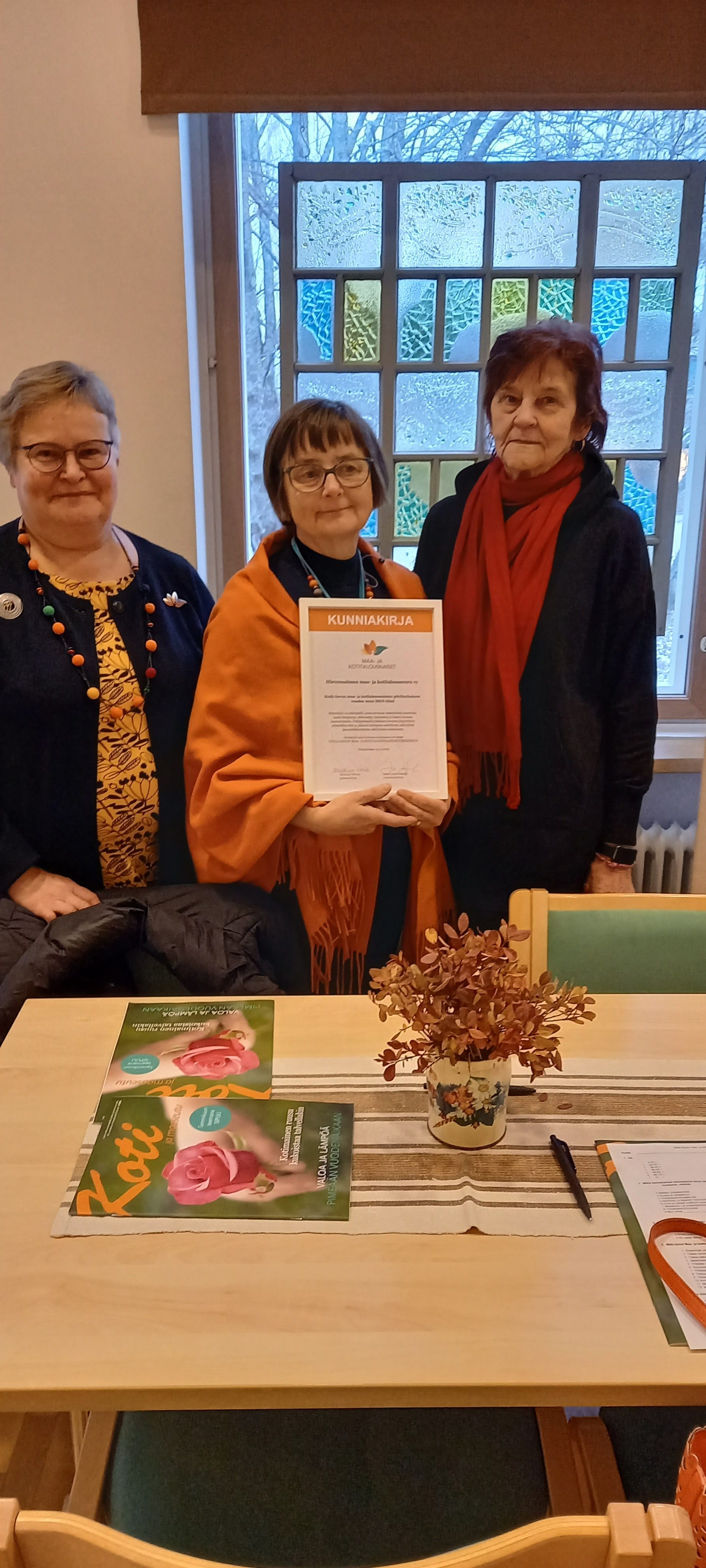 Riitta Savikurki, Outi Kiesilä ja Riitta Pailakka vastaanottivat Hirvensalmen maa- ja kotitalousseuran Vuoden 2022 MKN-tiimi -tunnustuksen