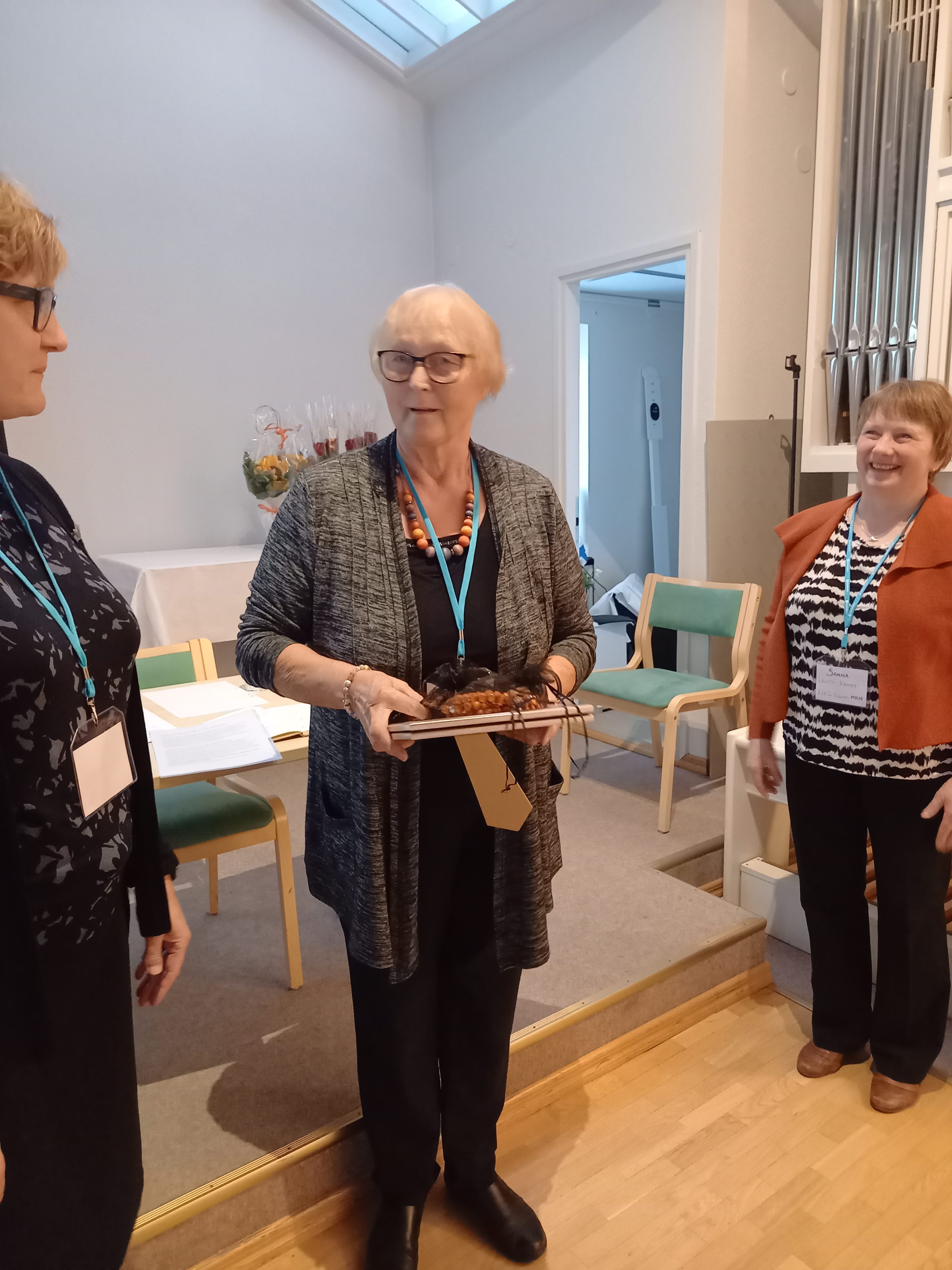 Leena Kosonen (kesk.) Lohikosken maa- ja kotitalousseurasta vastaanottamassa kunniamainintaa Etelä-Savon maa- ja kotitalousnaisten hallituksen puheenjohtajalta Marttiina Sihvolalta (vas.) sekä piirikeskuksen toiminnanjohtajalta Sanna Lento-Kempiltä.