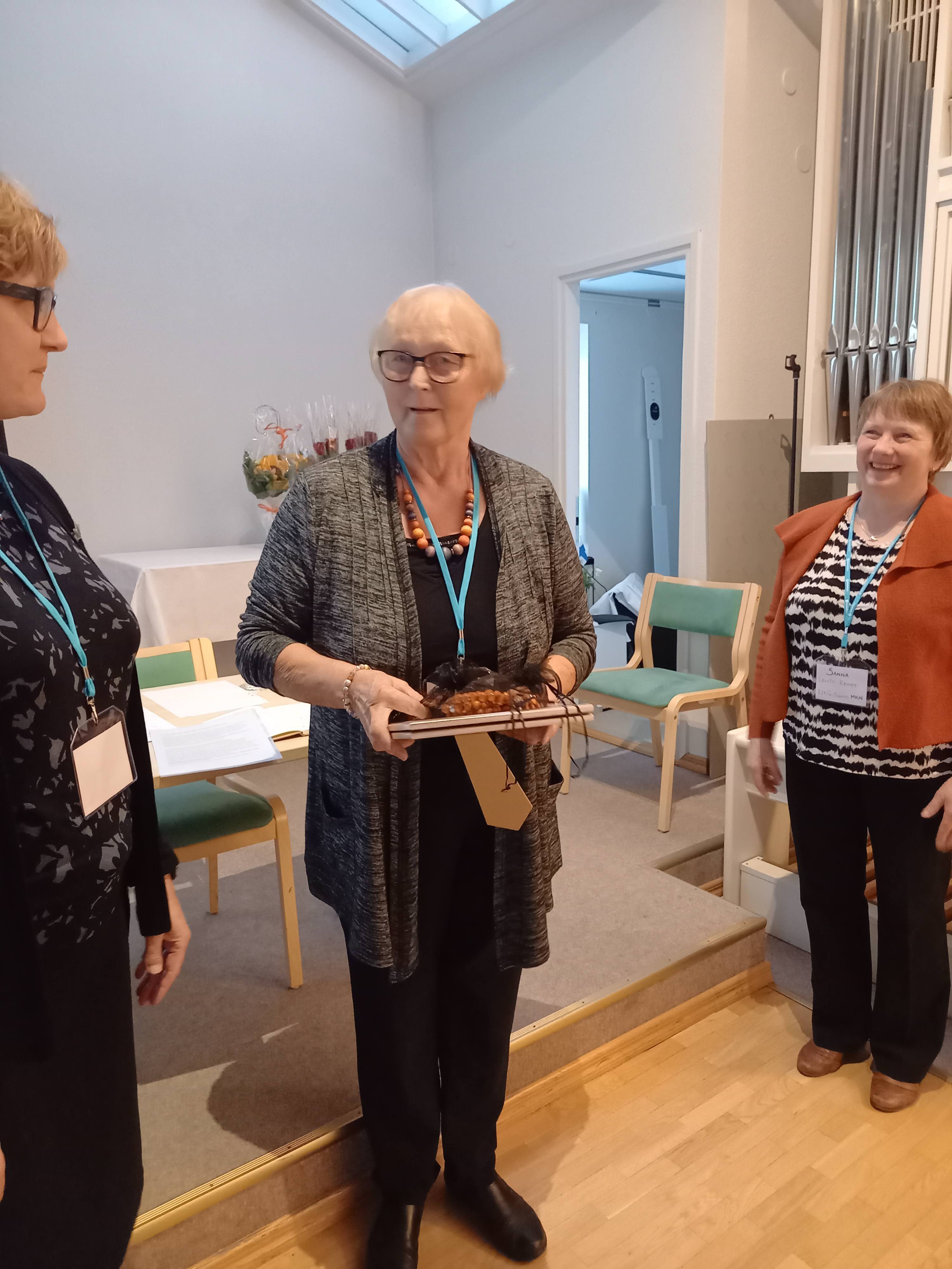 Leena Kosonen (kesk.) Lohikosken maa- ja kotitalousseurasta vastaanottamassa kunniamainintaa Etelä-Savon maa- ja kotitalousnaisten hallituksen puheenjohtajalta Marttiina Sihvolalta (vas.) sekä piirikeskuksen toiminnanjohtajalta Sanna Lento-Kempiltä.