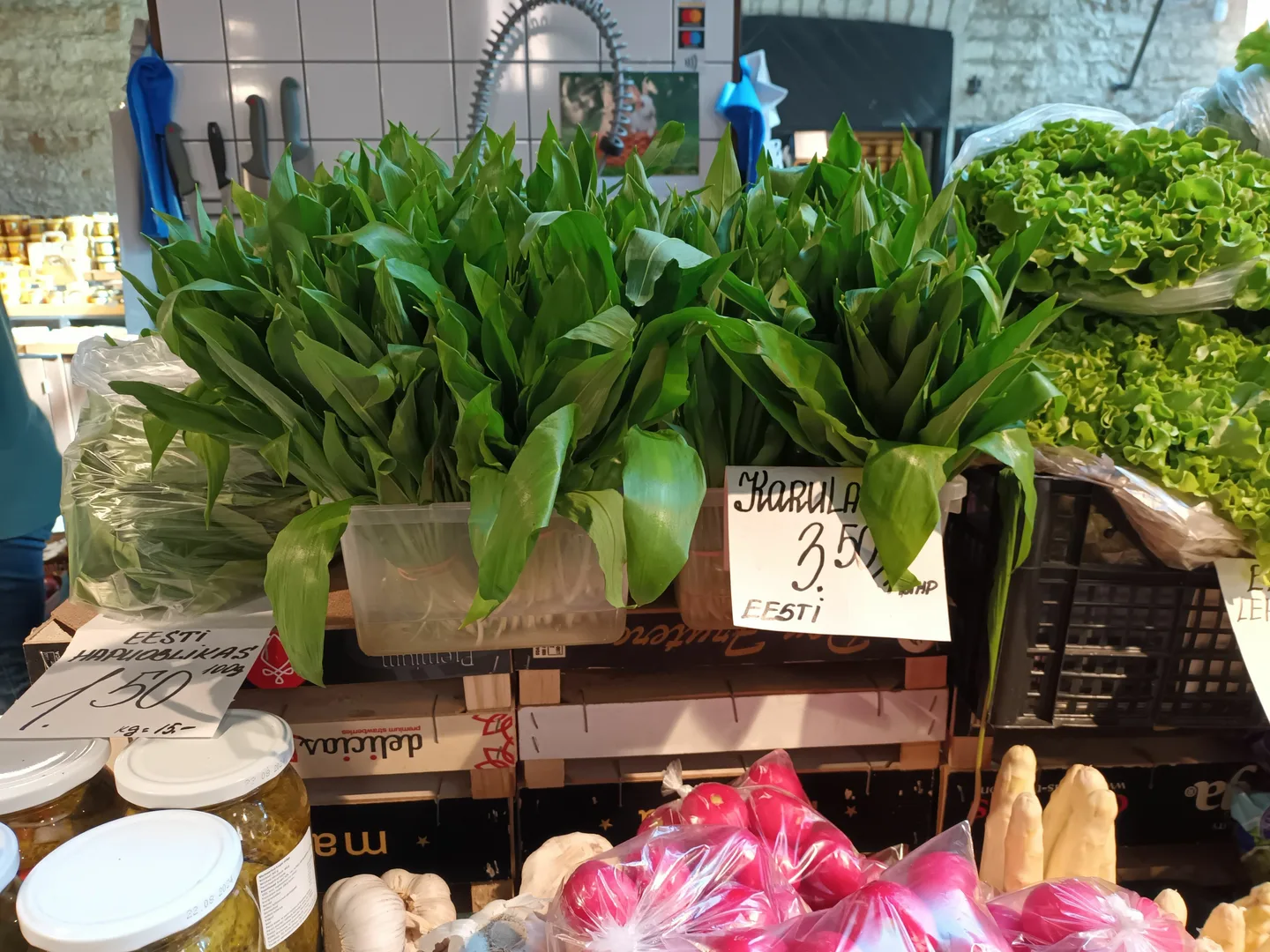 MKN Karhunlaukkaa myynnissa Tallinnan torilla