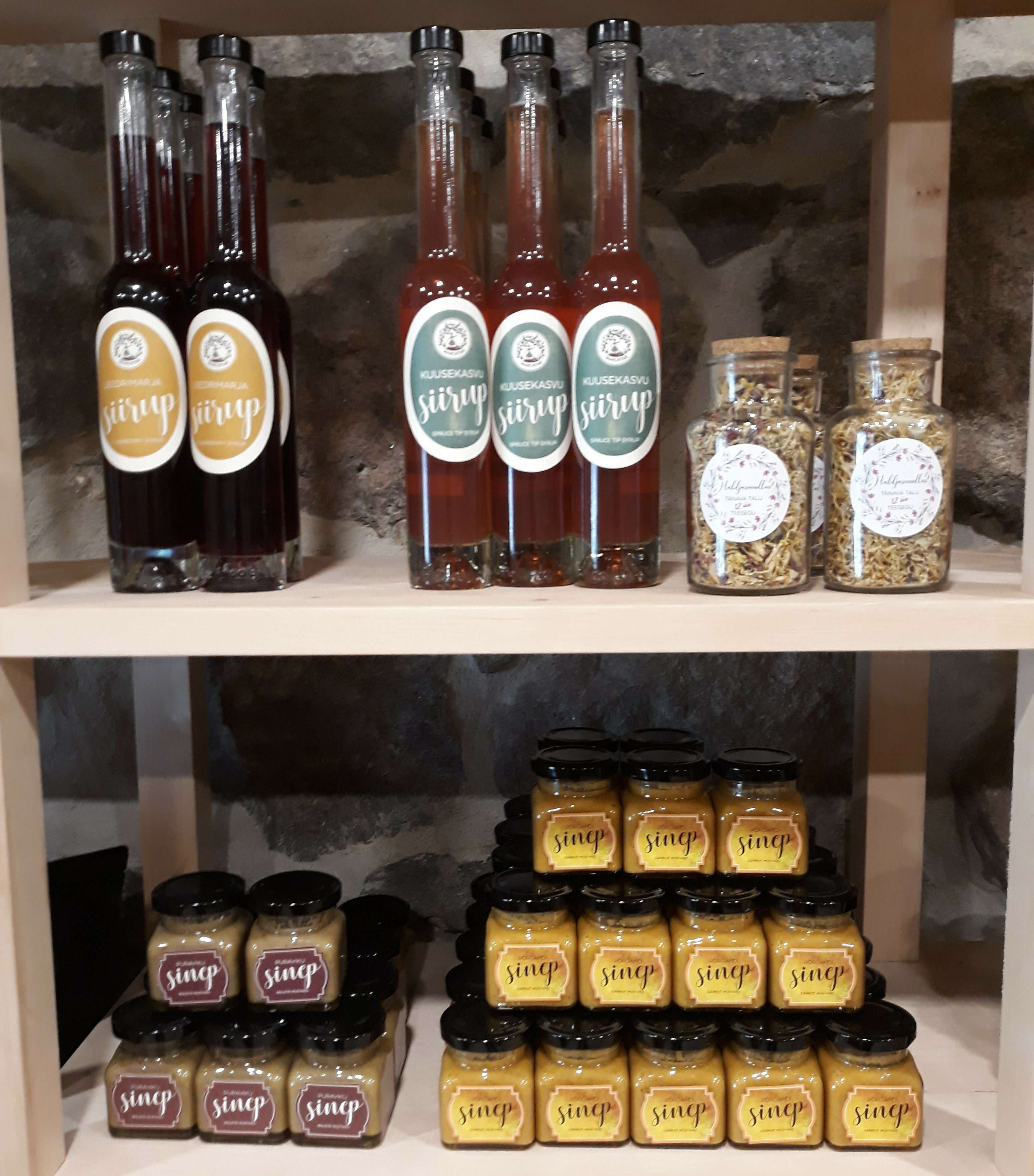 Tänavan tilan tuotteita sinappia ja siirappia