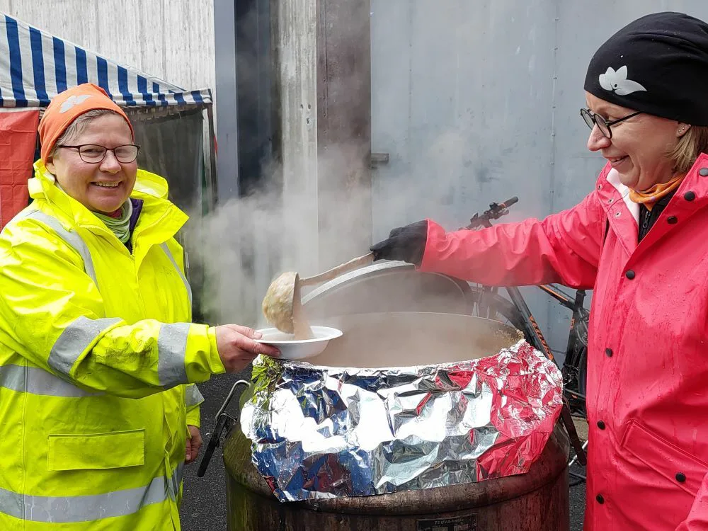 Mirja Pummila ja Eeva-Liisa Kivimäki soppatykin ääressä kuva Riitta Peräinen