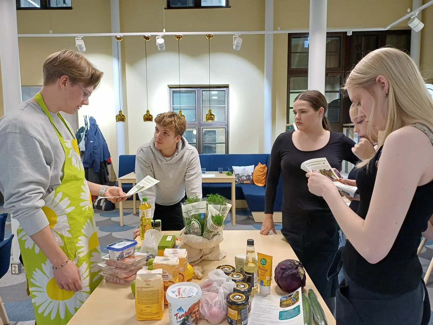 Lempaalan lukion Ilmastosoturit kokkaamassa Muutoksen makupalat ruokakursilla kuva Susanna Winqvist