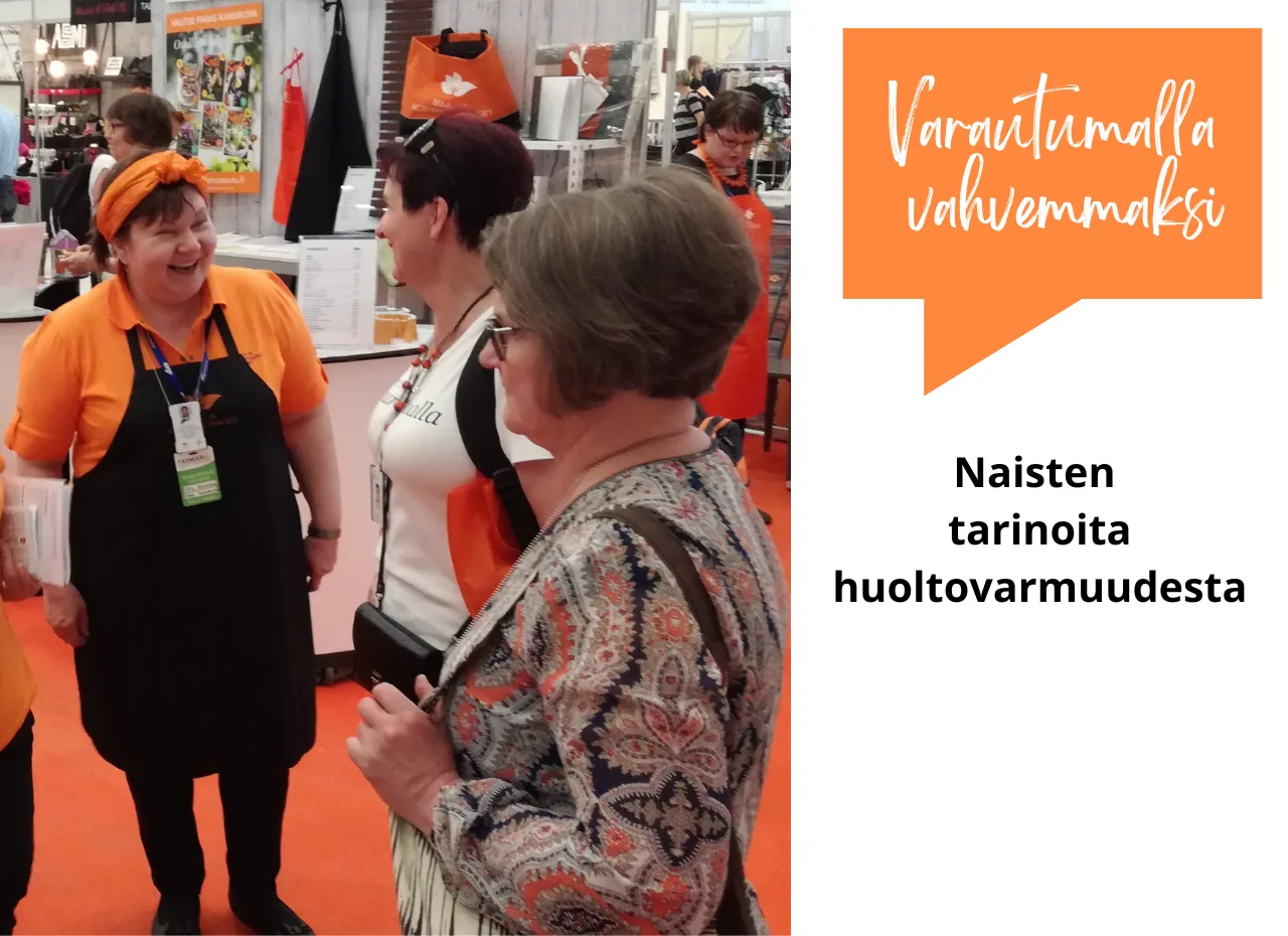 Iloinen Asta Asunmaa juttelee naisten kanssa messuosastolla_kuva Helena Velin