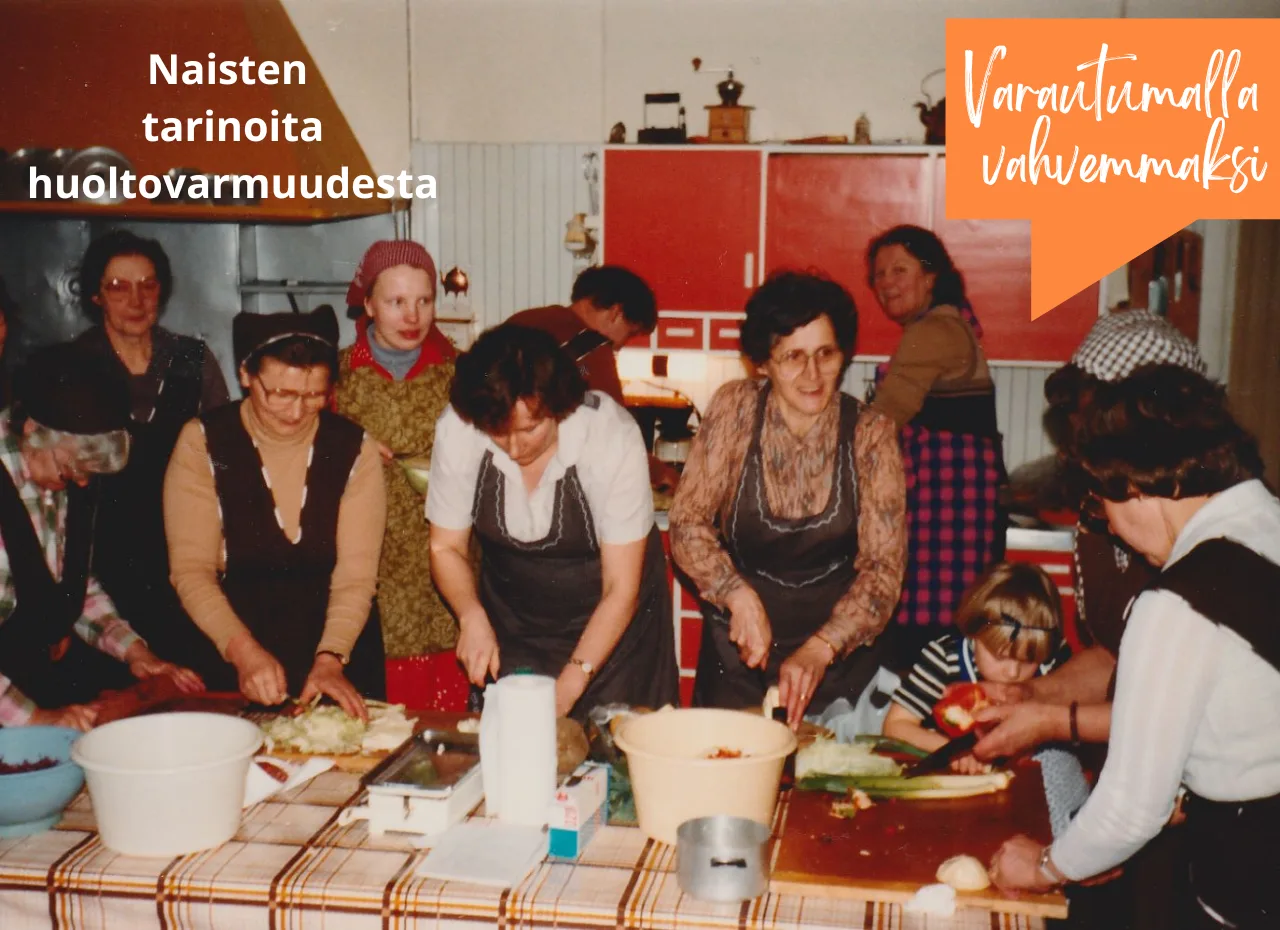 Kymmenkunta maa- ja kotitalousnaiset tekee yhdessä ruokaa 80-luvun värikäässä keittiössä