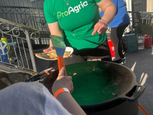 Janita auttaa letun paistossa