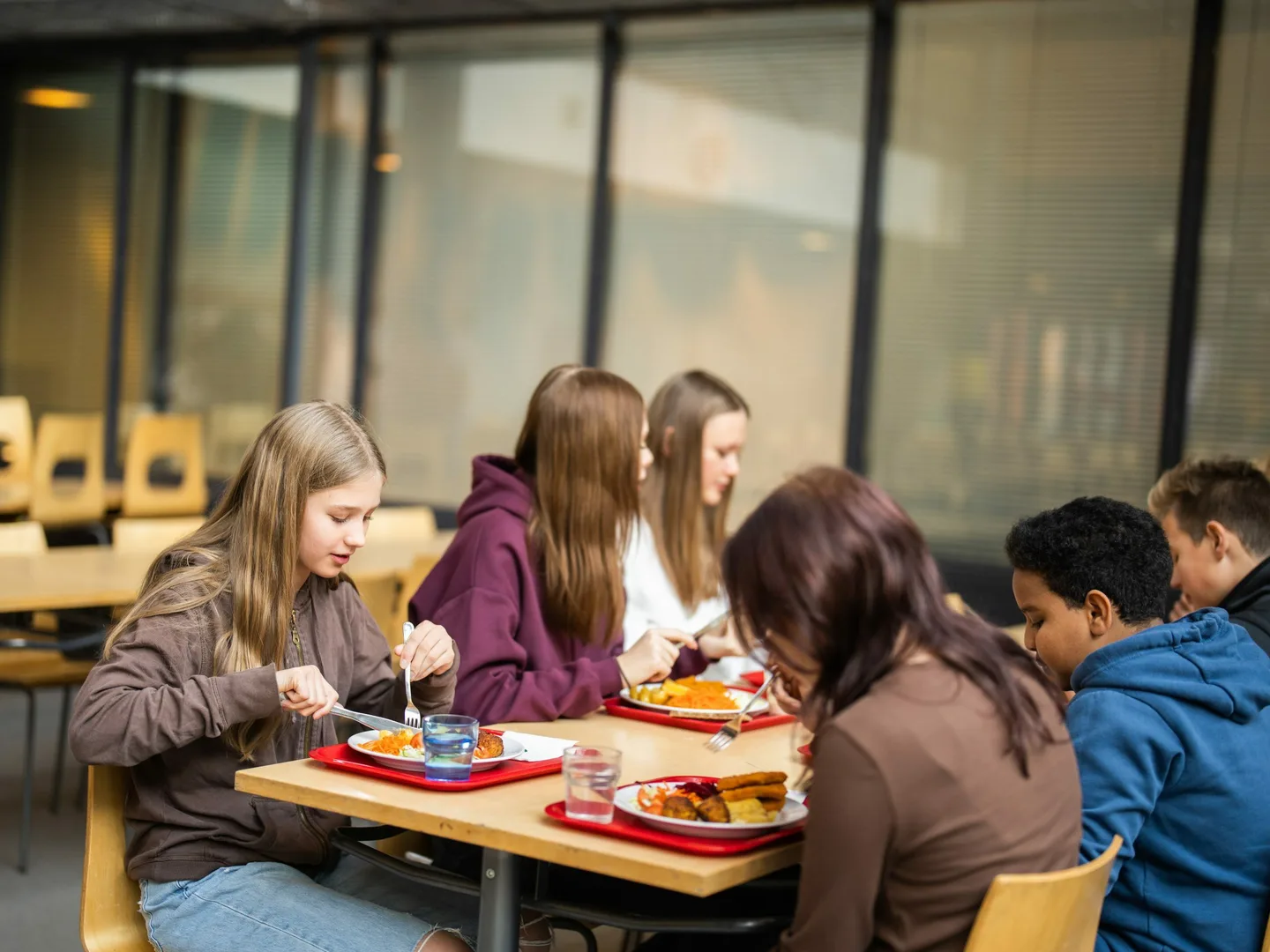 Lapsia syömässä kouluruokaa kuva Ruukku ry