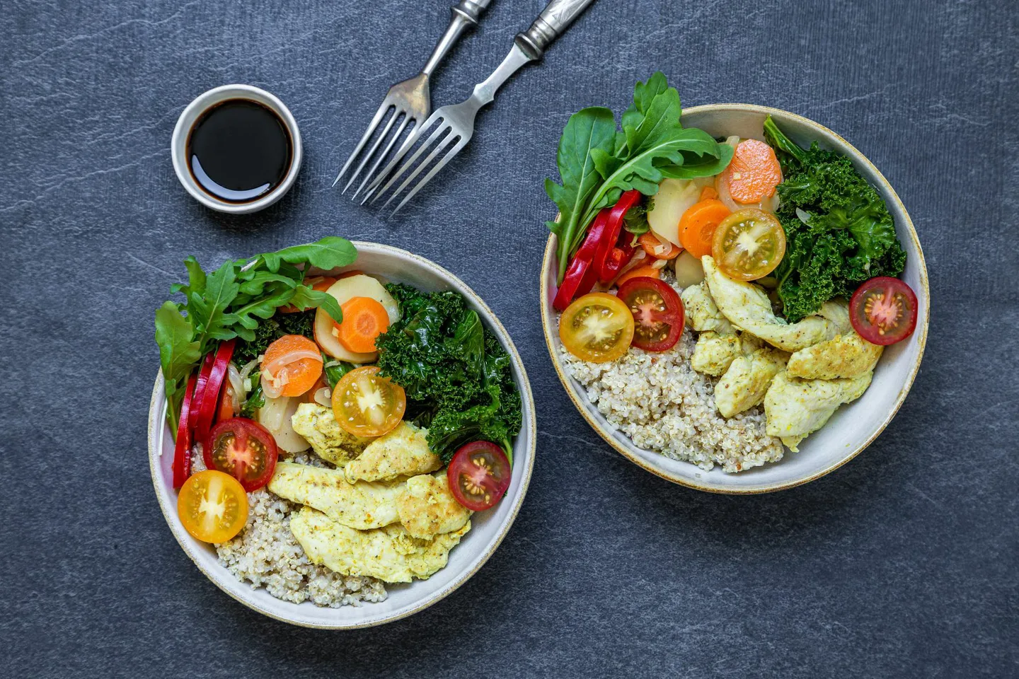 Kulhoissa kasviksia ja paistettua broileria keitetyn kvinoan kanssa