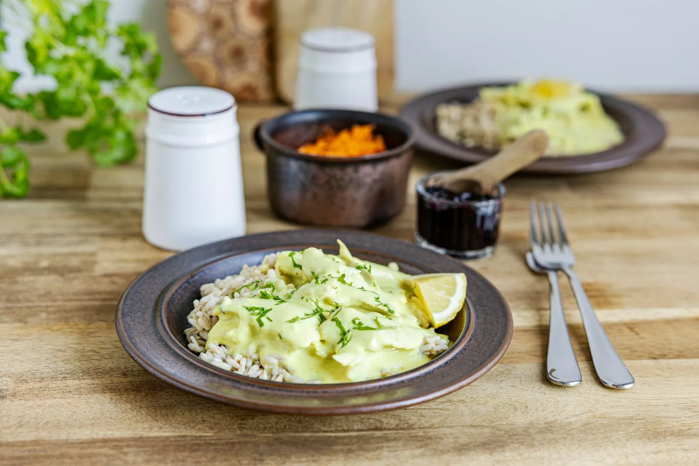 lautasella keittettyä kauraa ja keltaista kastiketta