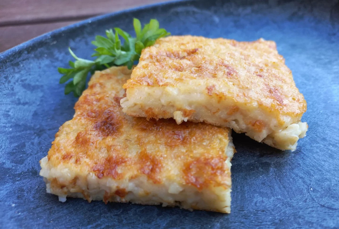 kaurarieskaa lautasella, koristeena persiljatupsu