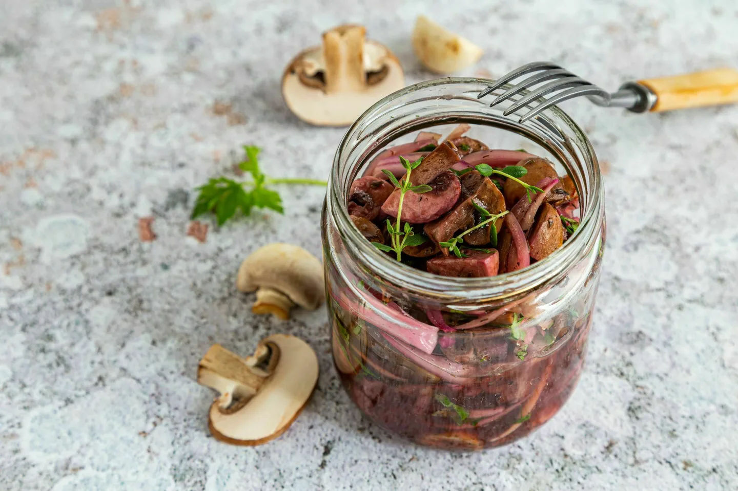 Marinoituja herkkusieniä lasipurkissa