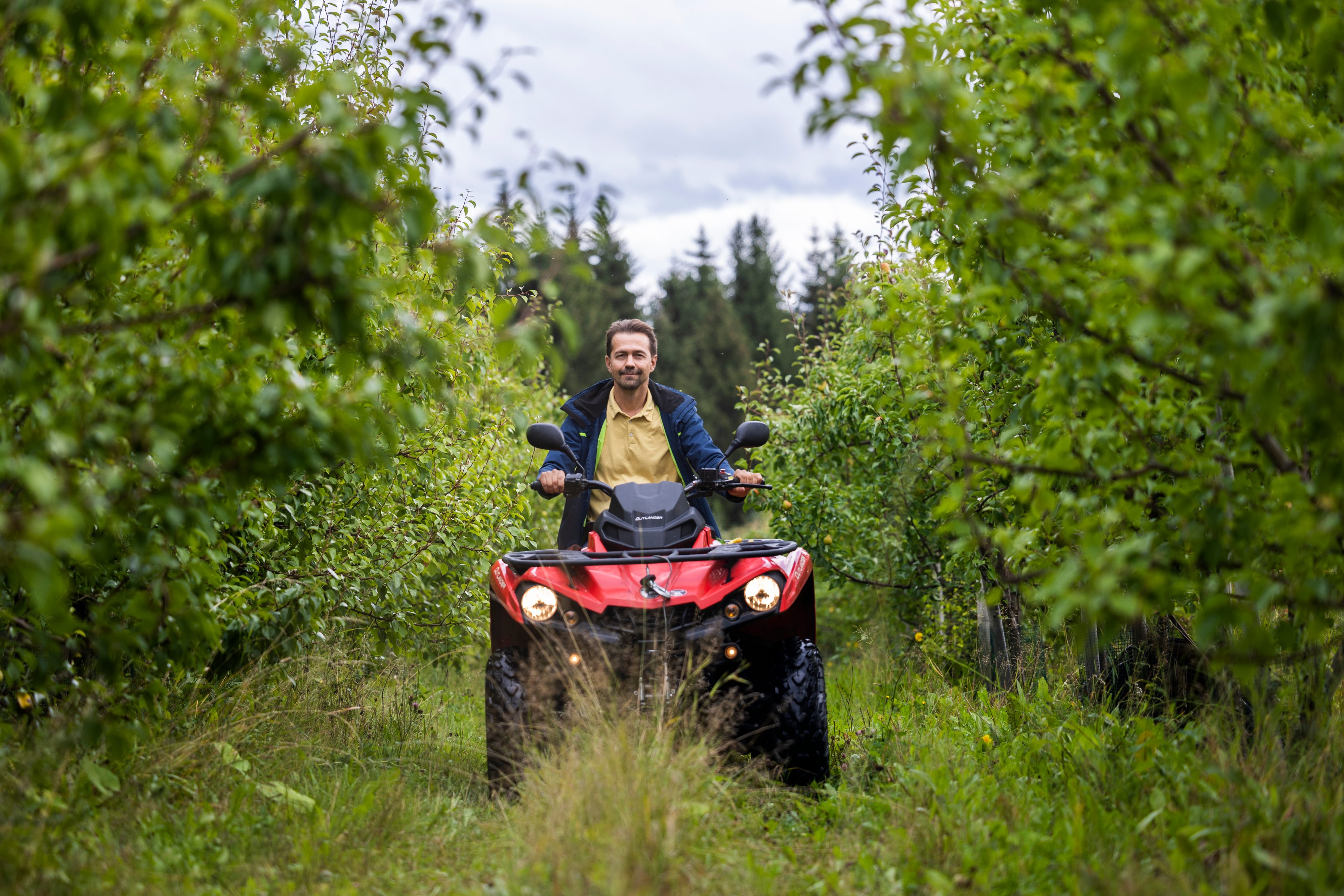Pohjolan Hedelmä Oy:n yrittäjä Hiekkalan tilalta Kuva Pohjolan Hedelmä Oy
