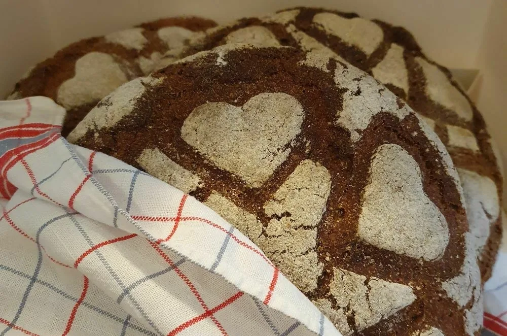 sydänkuvoisia ruislimppuja pyyhkeen alla.