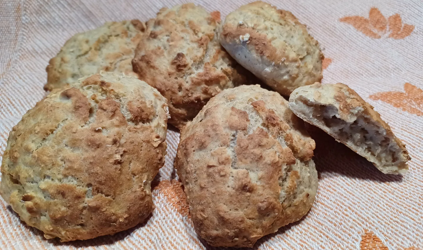 Kauraisia leipäsiä liinan päällä