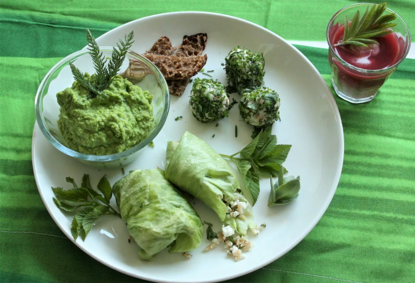 Käärijäherkut_vihreitä sapaksia lautasella_kuva_Marita_Suontausta