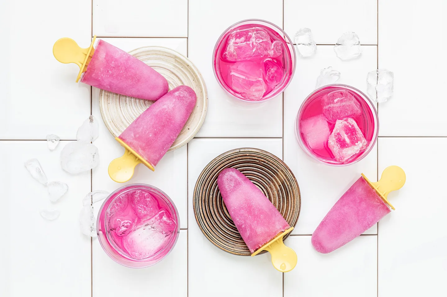 Pinkkiähorsmankukkajuomaa laseissa