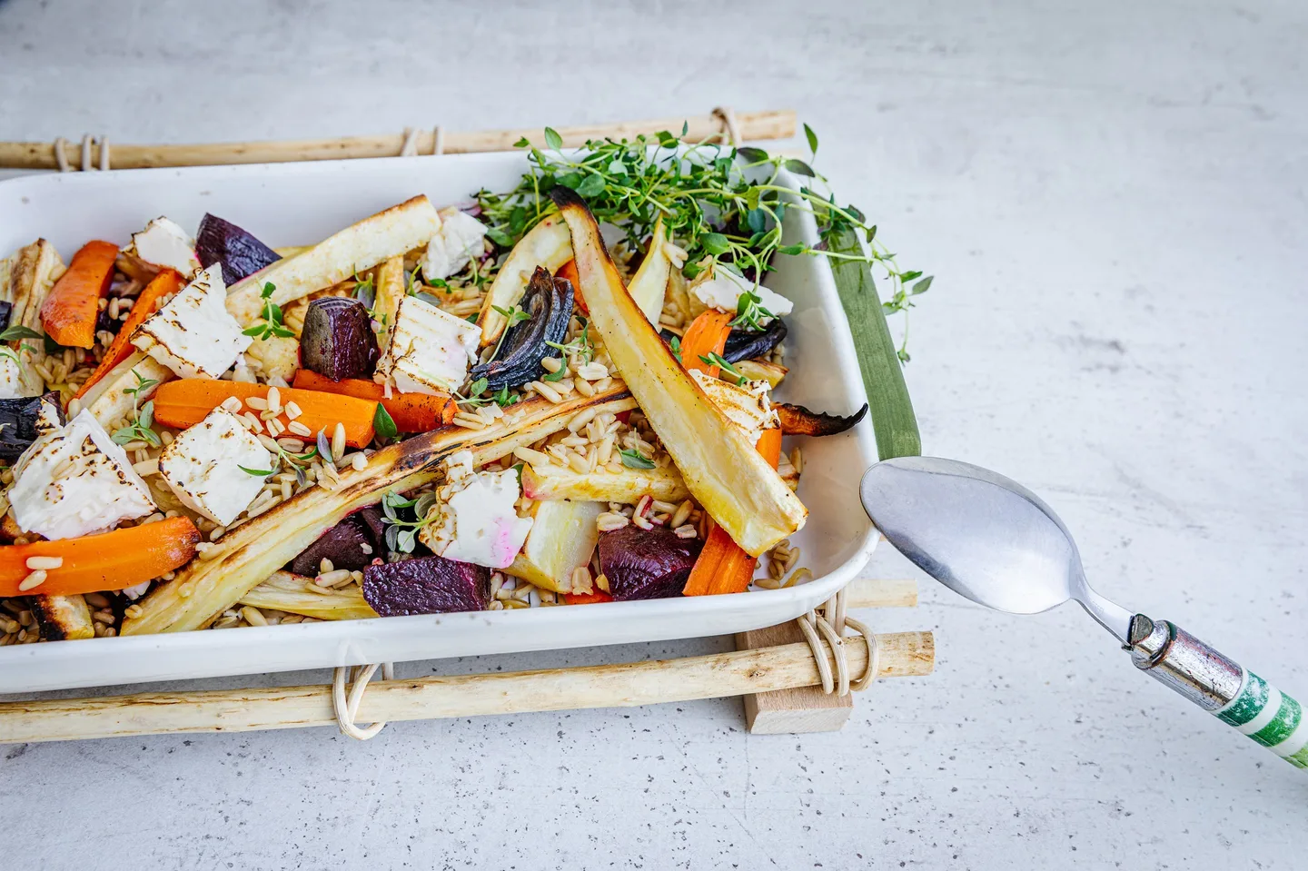 Paahdettu kaura-juuressalaatti