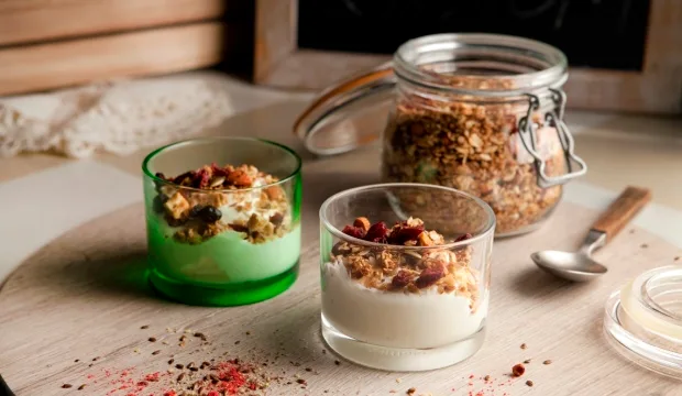 Granolaa lasipurkeissa