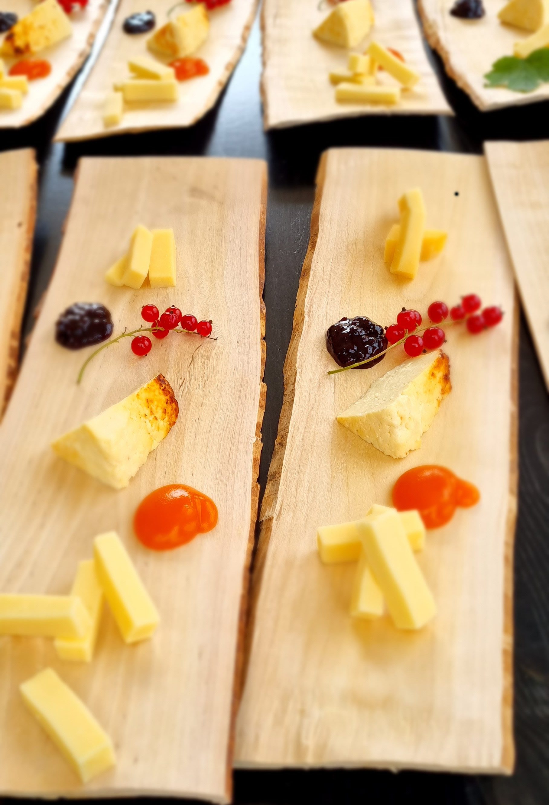 Juustoa pärelautasella