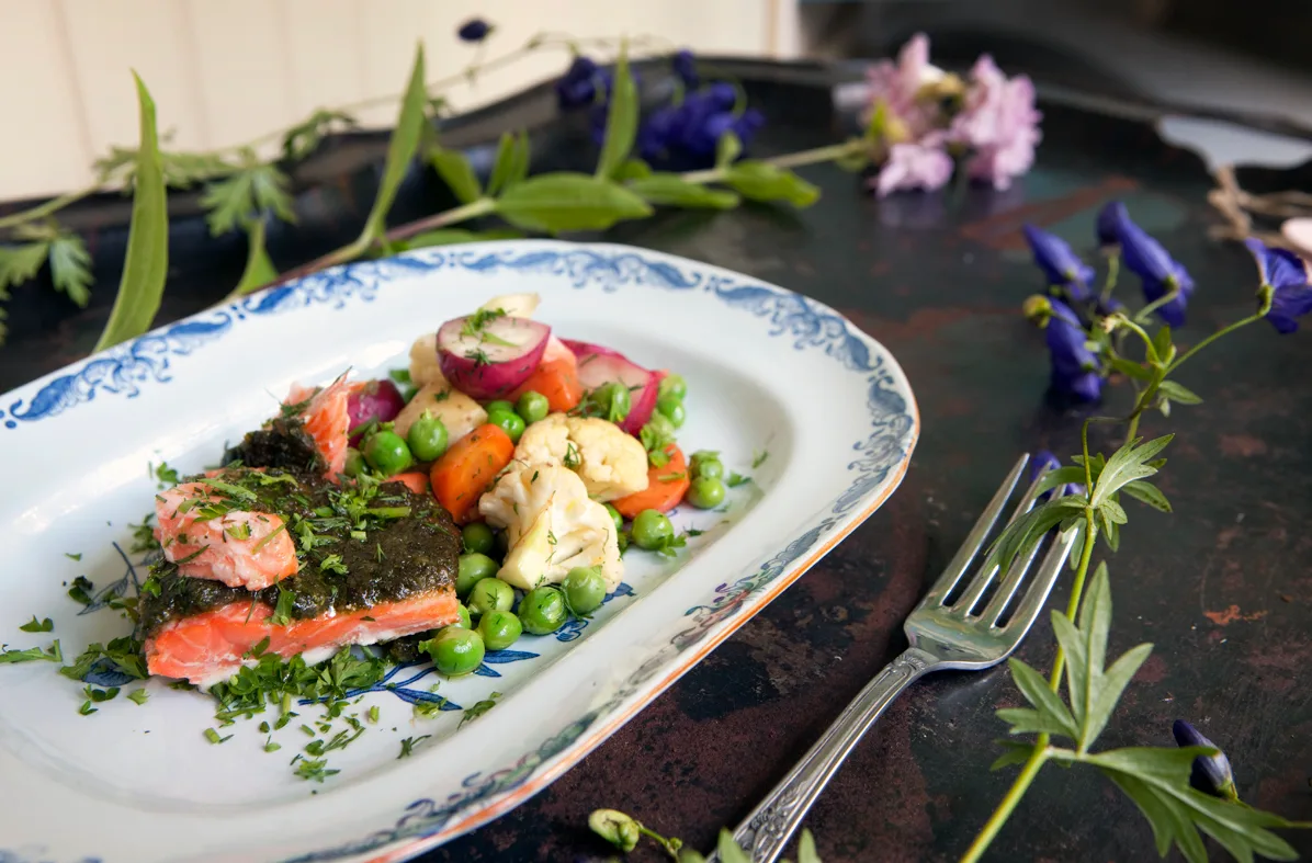 Kalaa yrttitahnalla ja lämmin kesäsalaatti