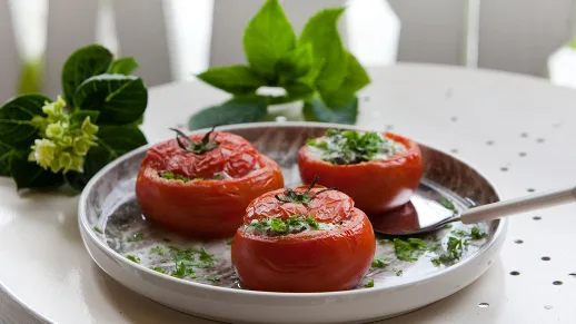 Korvasienimuhennoksella täytettyjä tomaatteja