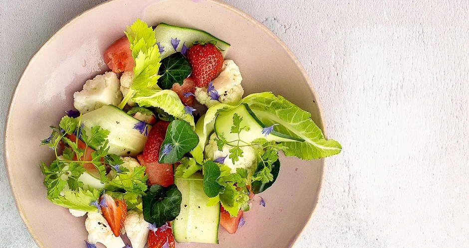 Kukkakaalimansikkasalaatti vaaka nettisivuille muokattu