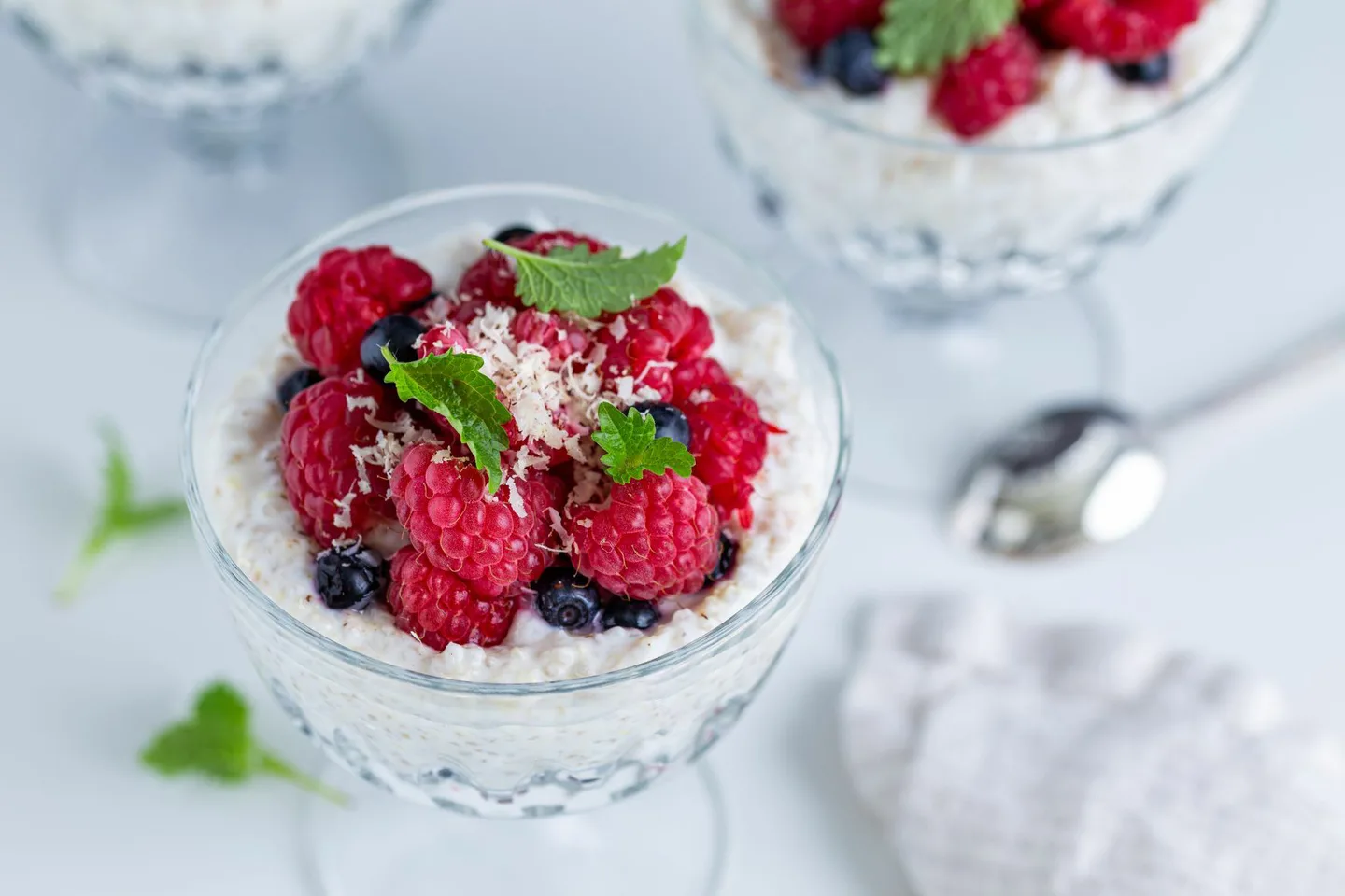 marjoja kvinoa-jogurttiseoksen päällä