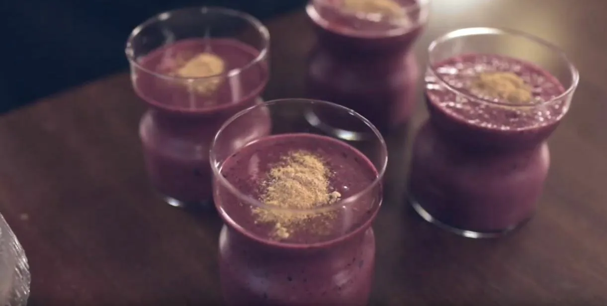 Mustikkasmoothie koristelu