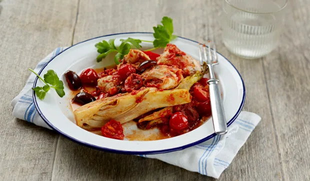 Punainen kalavuoka lautasella