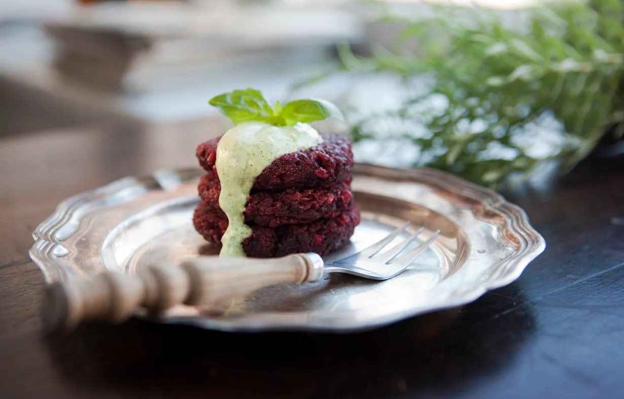 Punajuuri-härkäpapupihvit