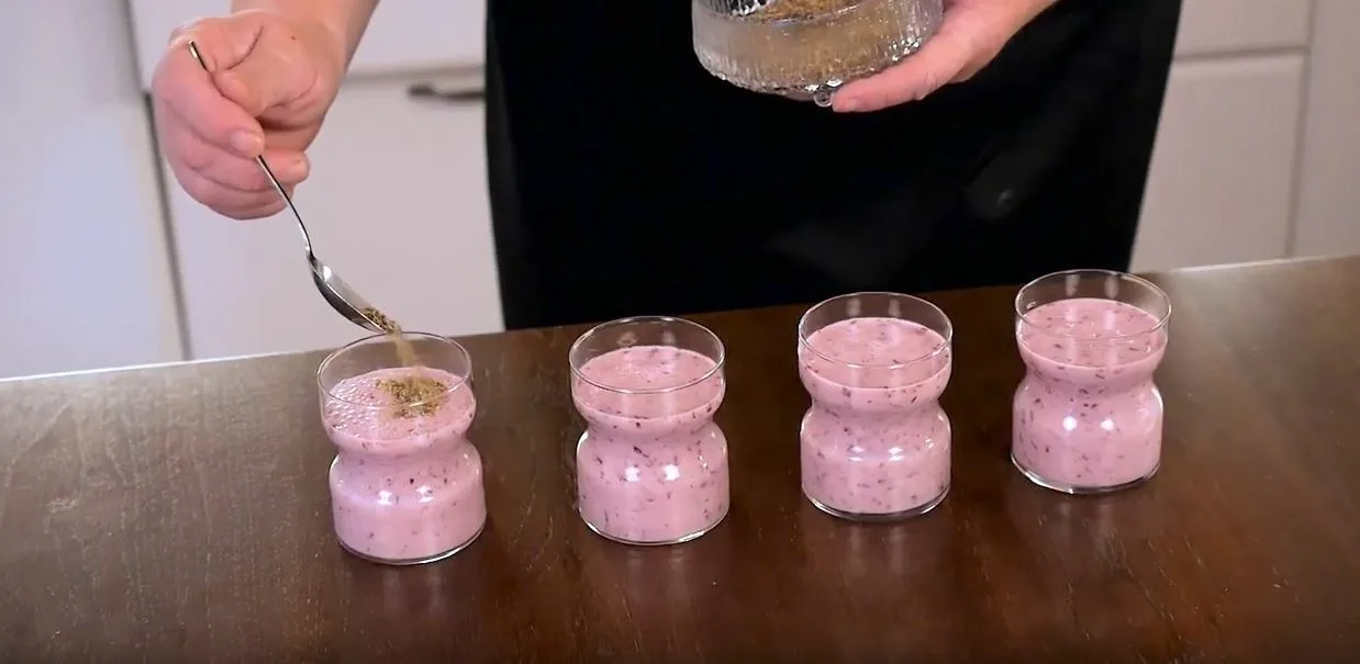 Puolukkasmoothiekoristelu